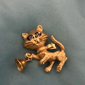 Vintage 70’s Avon gold tone cat w/ blue eye
